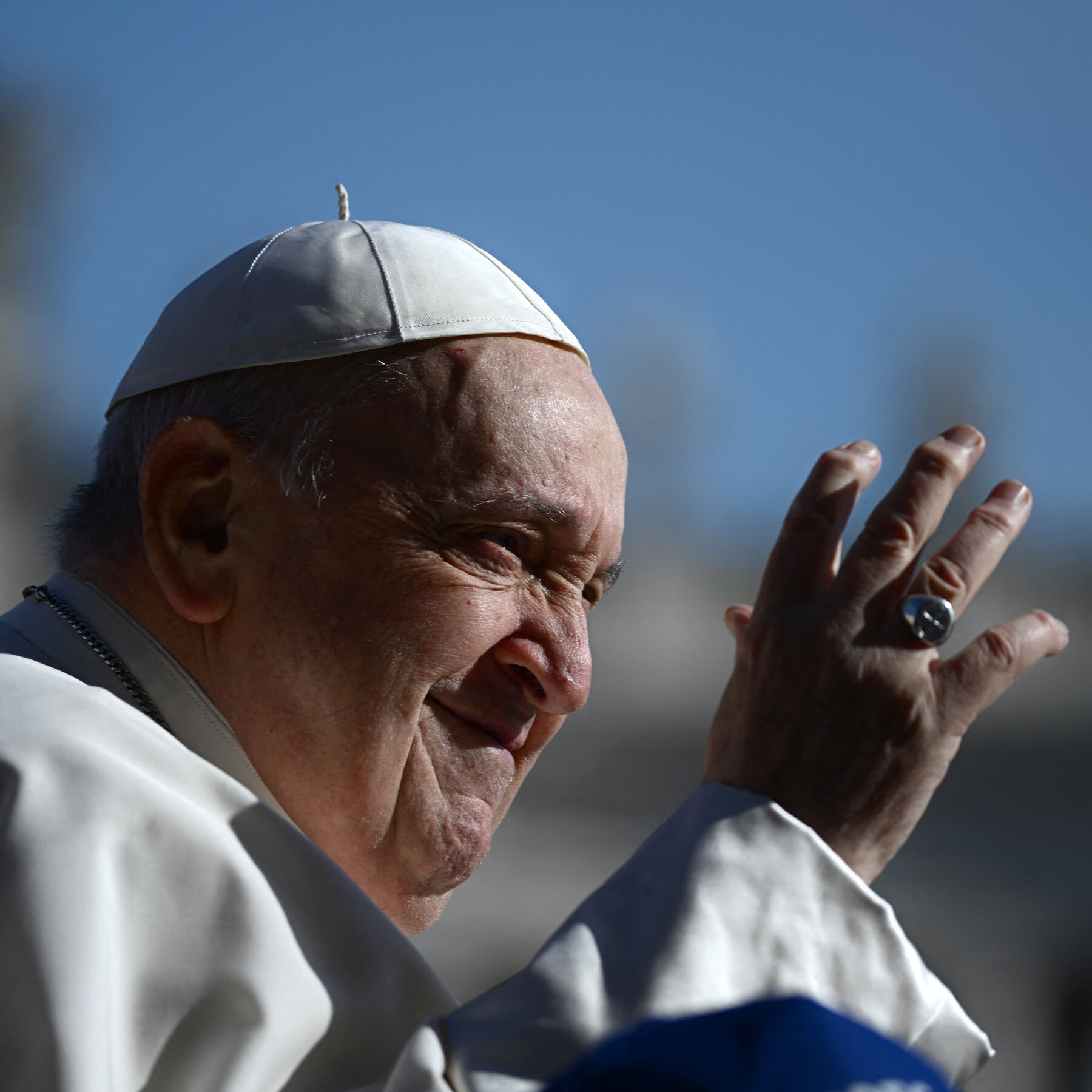 พระสันตะปาปา ฟรานซิส ทรงทำเซอร์ไพรส์ด้วยการออกมาเยี่ยมชมงานซ่อมแซมเล็กๆในมหาวิหารนักบุญเปโตร วาติกัน