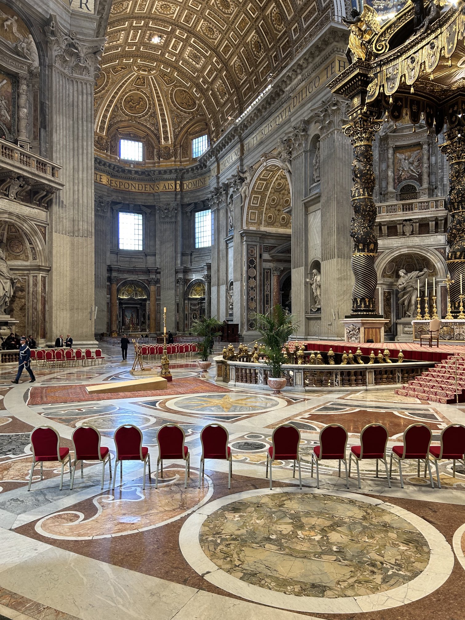 สดจากวาติกัน: พื้นที่ตรงกลางที่มีแท่นไม้เล็กๆ คือที่จะวางศพของพระสันตะปาปา ฟรานซิส เพื่อให้ประชาชนได้มาเคารพ