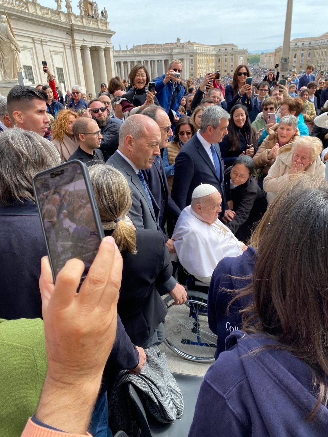 พระสันตะปาปาออกทักทายทุกคนอีกครั้งหลังมิสซาแห่ใบลานที่วาติกัน