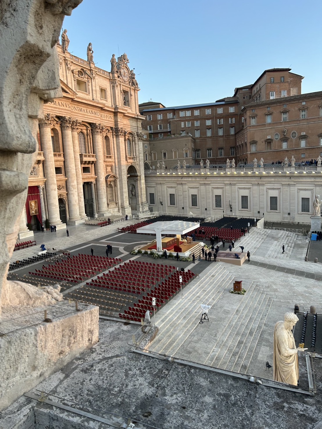 เช้าตรู่ 6.40 น. (ตรงกับ 11.40 น. เมืองไทย) เจ้าหน้าที่กำลังเตรียมพื้นที่จะใช้วางโลงศพของพระสันตะปาปา ฟรานซิส ในมิสซาปลงศพของพระองค์