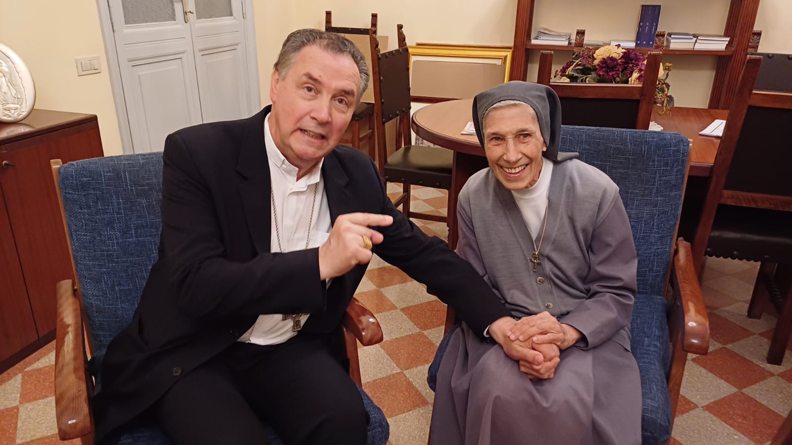 News: ซิสเตอร์อนา โรซา พบกับ คาร์ดินัลเฟร์นานเดซ อดีตอธิการเจ้าคณะซาเลเซียน